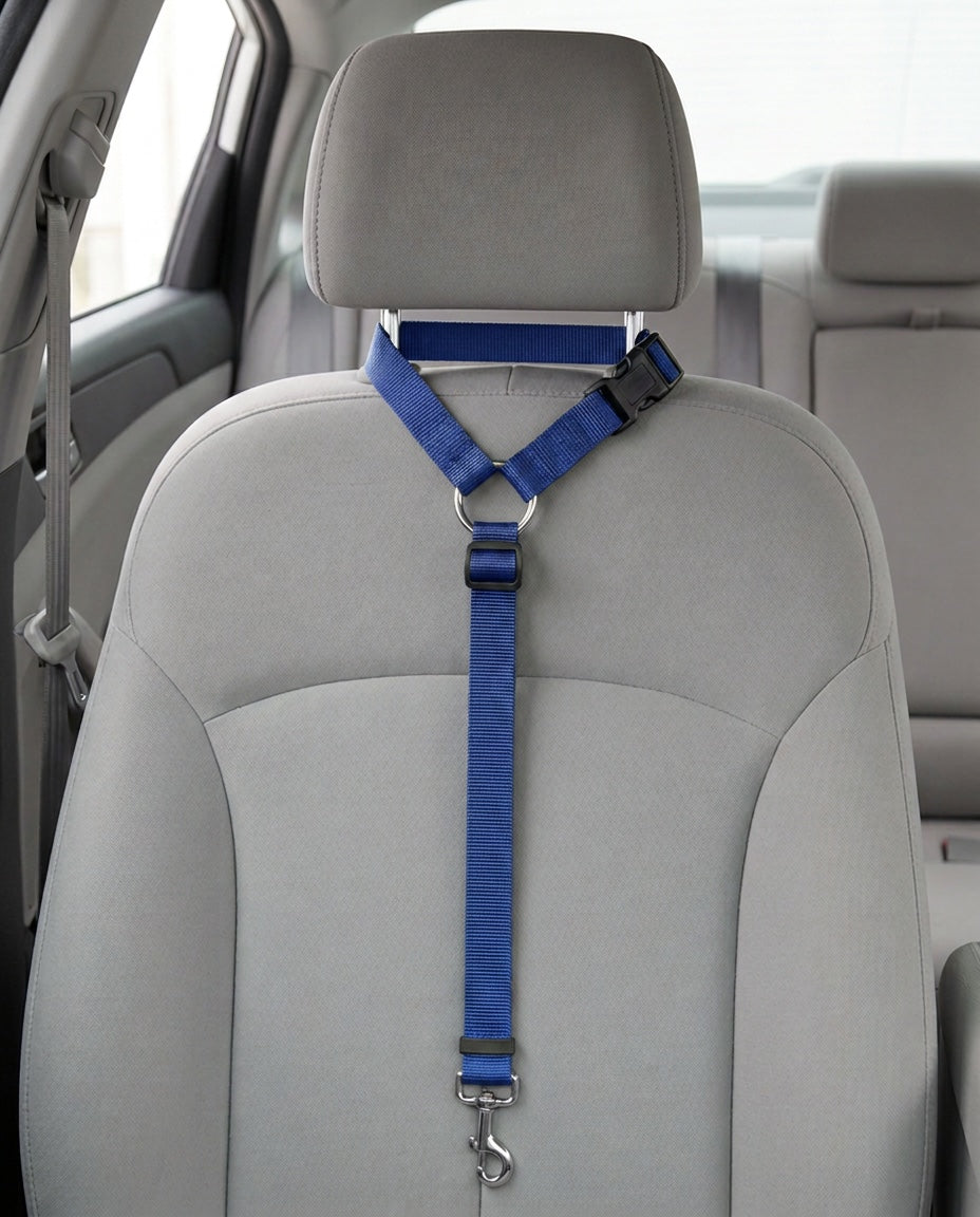 Cinturón de seguridad 2 en 1 en azul marino montado en el reposacabezas del asiento de un coche
