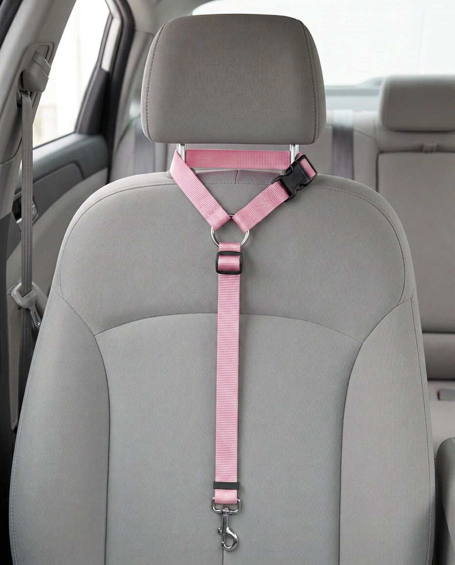 Cinturón de seguridad 2 en 1 en rosa montado en el reposacabezas del asiento de un coche