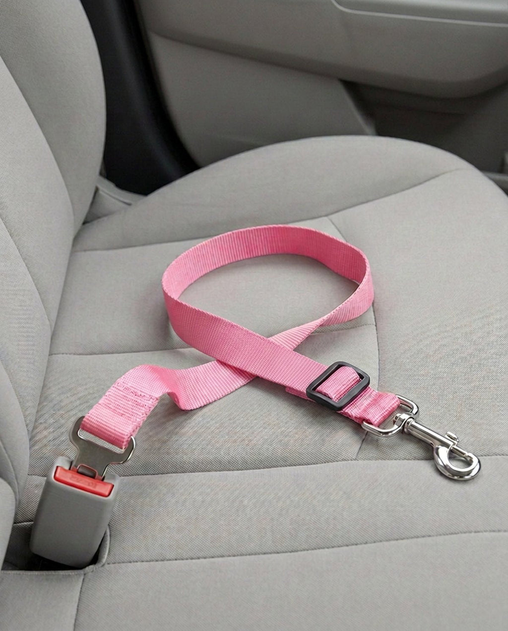 Cinturón de seguridad para coche en rosa, abrochado a la hebilla del asiento del copiloto