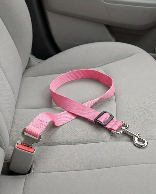 Cinturón de seguridad para coche en rosa, abrochado a la hebilla del asiento del copiloto