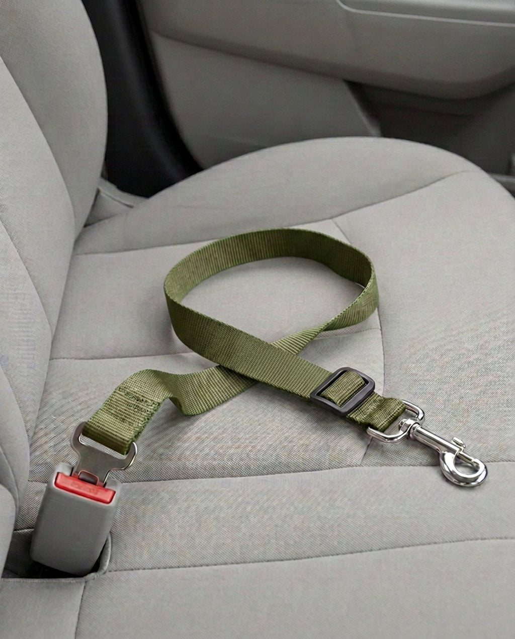 Cinturón de seguridad para coche en verde oliva, abrochado a la hebilla del asiento del copiloto