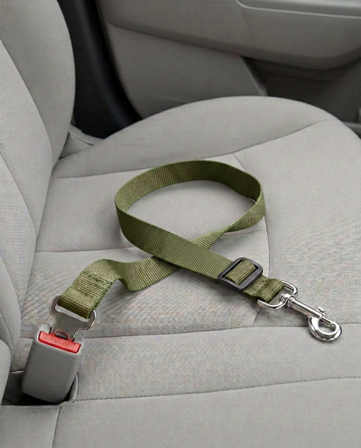 Cinturón de seguridad para coche en verde oliva, abrochado a la hebilla del asiento del copiloto